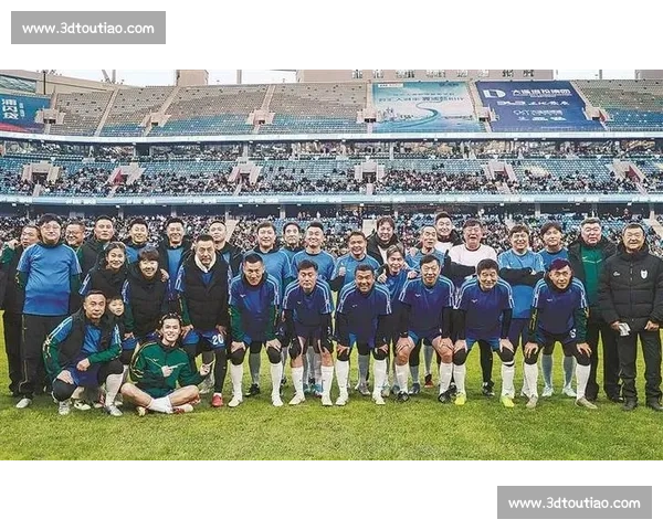 绿茵忆当年！大连名宿 32 香港明星队，齐秦梭鱼湾唱醉冬夜